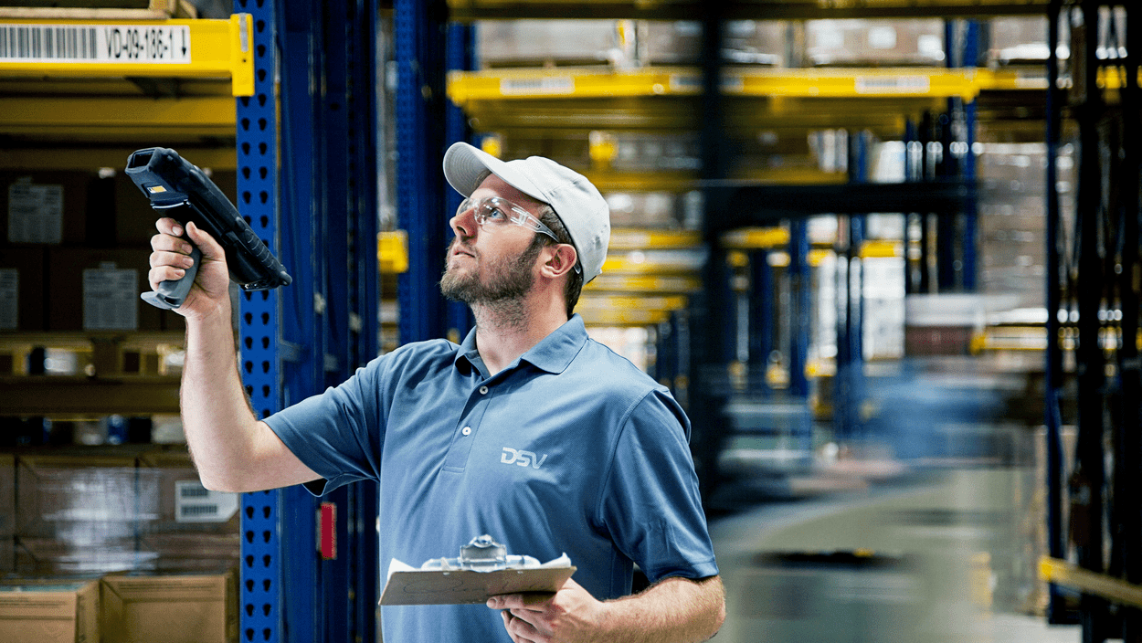 DSV medarbeider skanner og registrerer varer på lager.